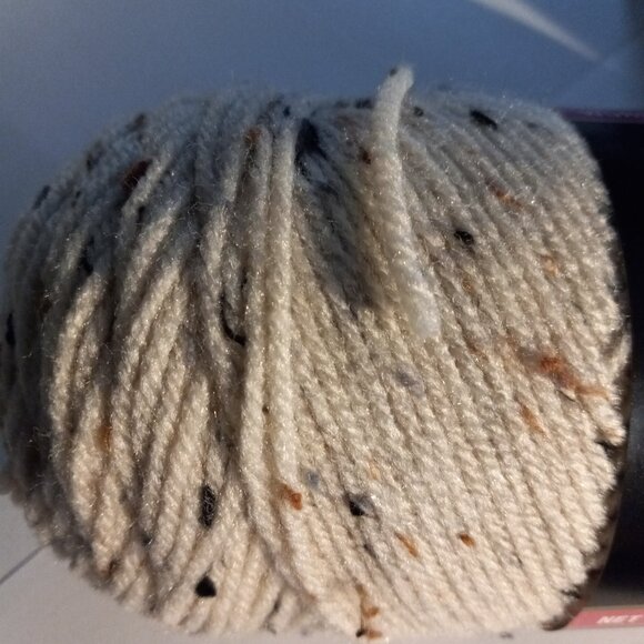 Red Heart Yarn Cream with Flecks 5oz 260 yds Worsted Med. color: 4313 Aran Fleck - Picture 10 of 12